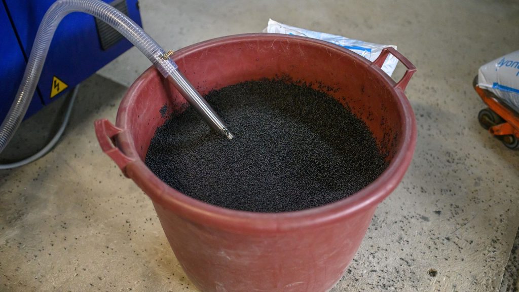 Neobrađena plastična masa - granule